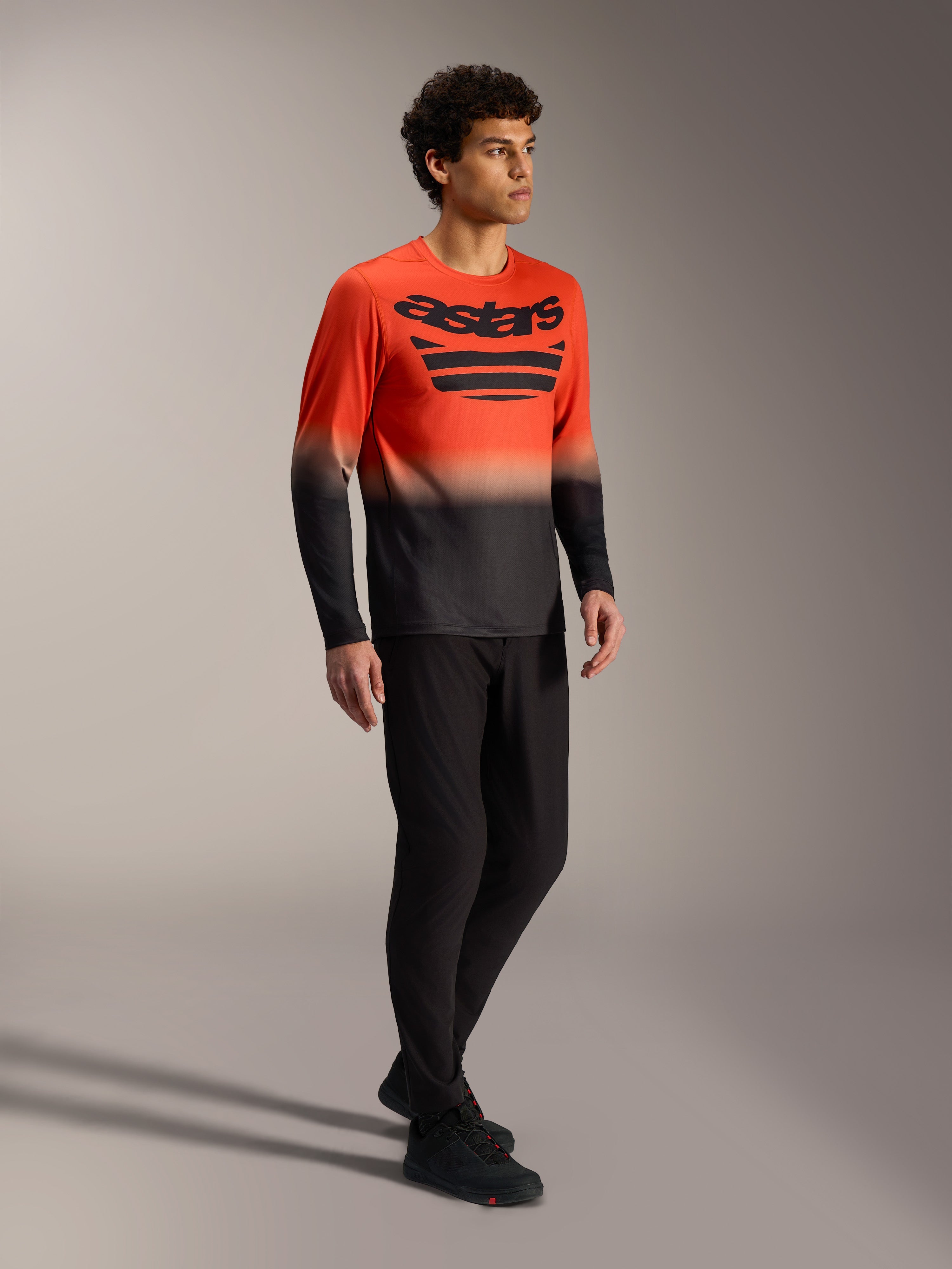 Camiseta de manga larga A-Dura ASTARS 2.0 naranja y negra con logo en el pecho para ciclismo de montaña.