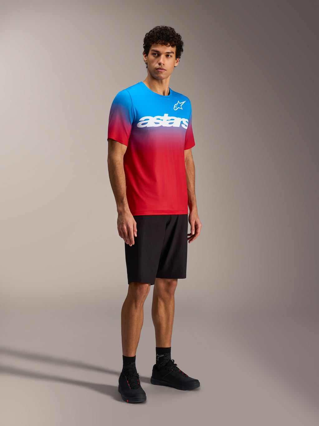 Maillot Alpinestars A-Dura ASTARS 2.0, degradado rojo y azul, camiseta MTB de manga corta con logotipo blanco en el pecho.