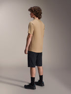 Jersey de manga corta Alpinestars A-Dura Astar, marrón claro, usado con pantalones cortos y calcetines negros, tejido jacquard transpirable que absorbe la humedad, ropa técnica casual para ciclismo de montaña