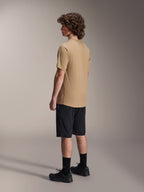 Shorts Alpinestars A-Dura, shorts de ciclismo de montaña, negros, combinados con un jersey de manga corta A-Dura color canela y zapatillas de ciclismo negras, con ajuste regular y construcción duradera para ciclismo de montaña, vista lateral trasera