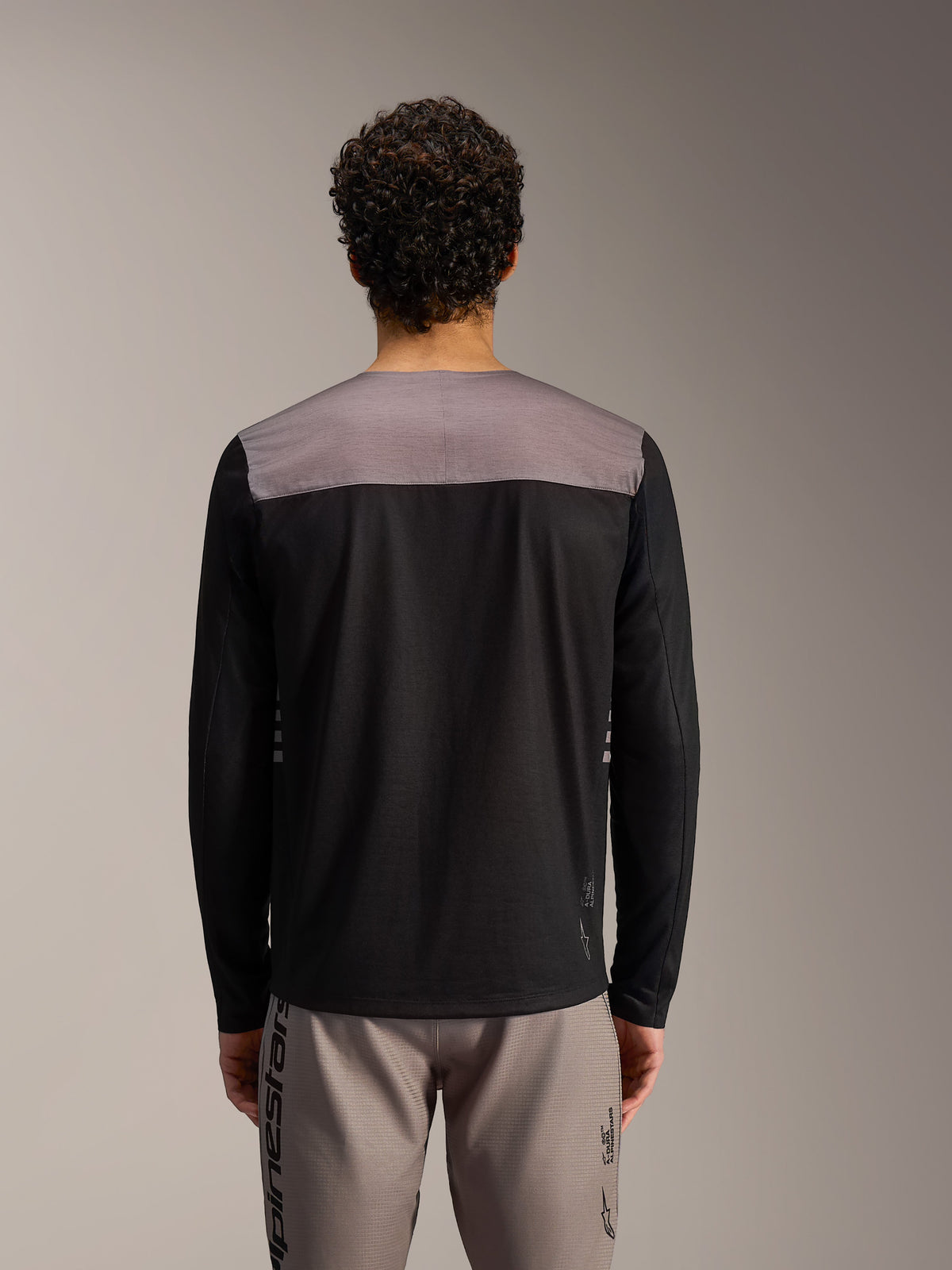 Camiseta Alpinestars A-Dura Elite 2.0, manga larga de MTB negra con panel gris, vista trasera de ajuste técnico.