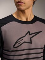 Camiseta MTB Alpinestars A-Dura Elite 2.0, manga larga gris y negra con gran logotipo Astars y detalles de rayas