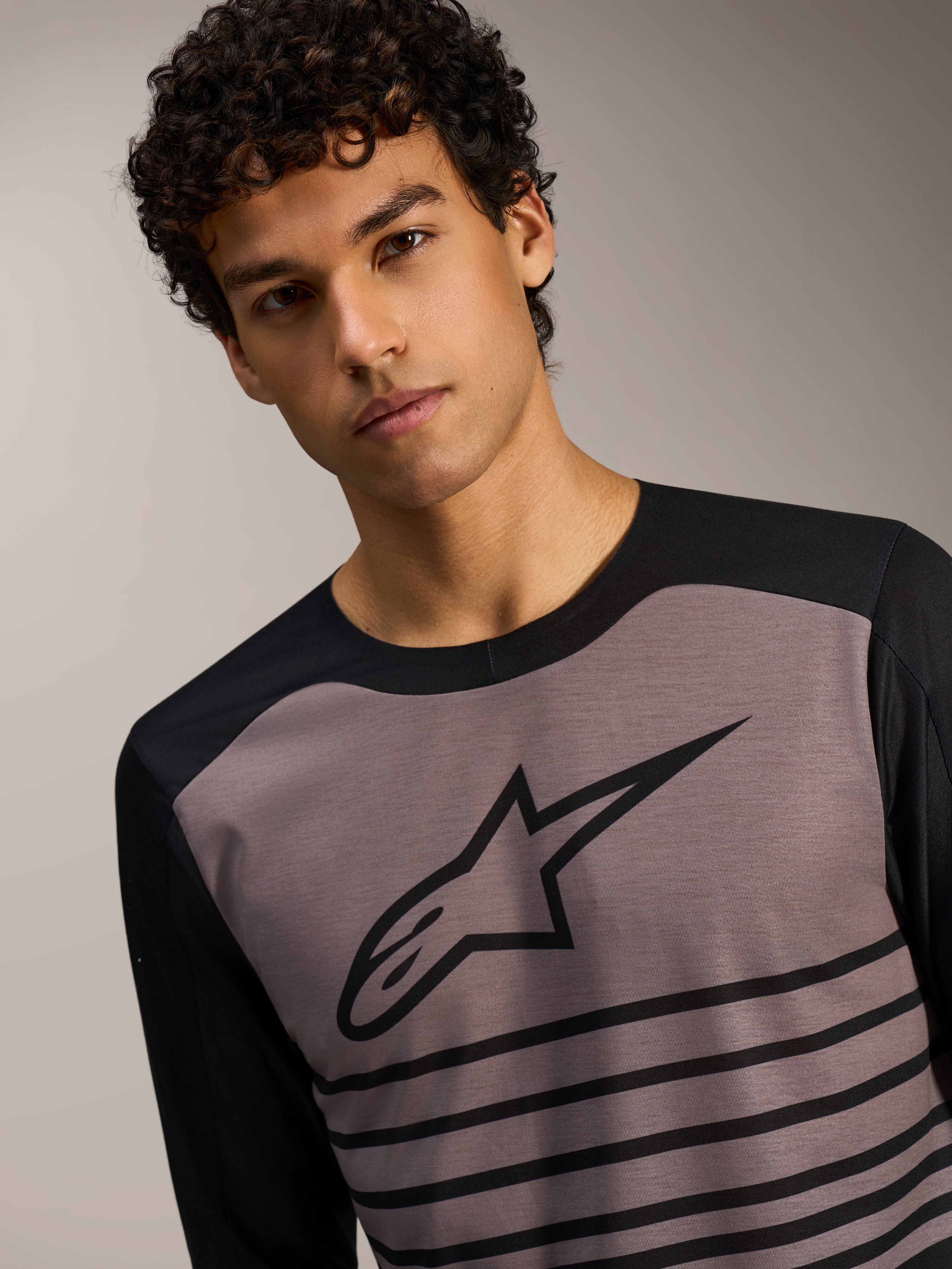 Jersey A-Dura Elite 2.0 de Alpinestars, prenda de MTB negra y gris con diseño de rayas y logotipo en el pecho.