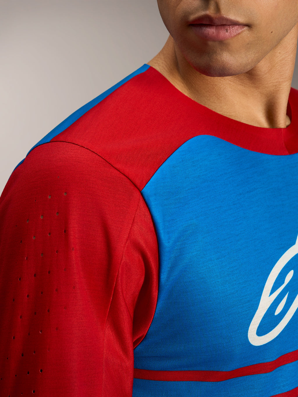 Jersey Alpinestars A-Dura Elite 2.0 de manga larga, camiseta MTB bicolor roja y azul con perforaciones láser transpirables.