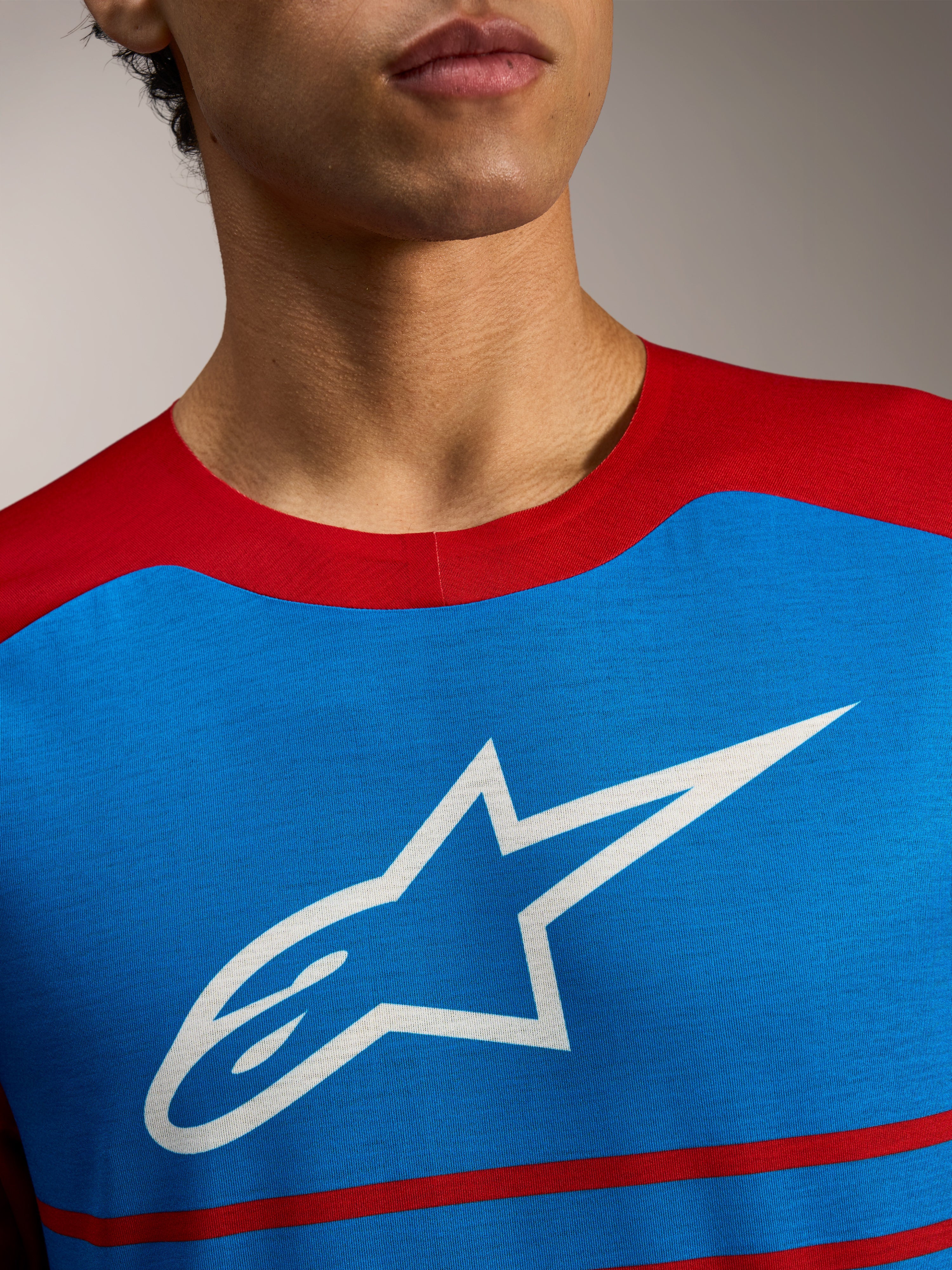 Jersey Alpinestars A-Dura Elite 2.0, camiseta de MTB azul y roja con logotipo de estrella blanca en el pecho.