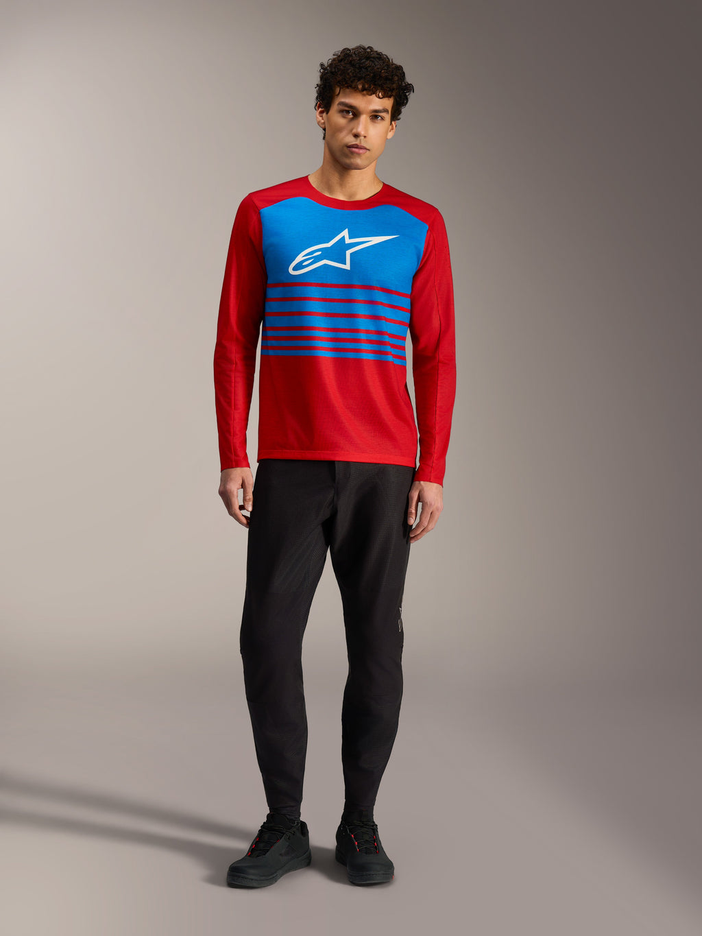 Jersey A-Dura Elite 2.0, camiseta MTB roja de manga larga con panel azul, logo Alpinestars y detalles de rayas.