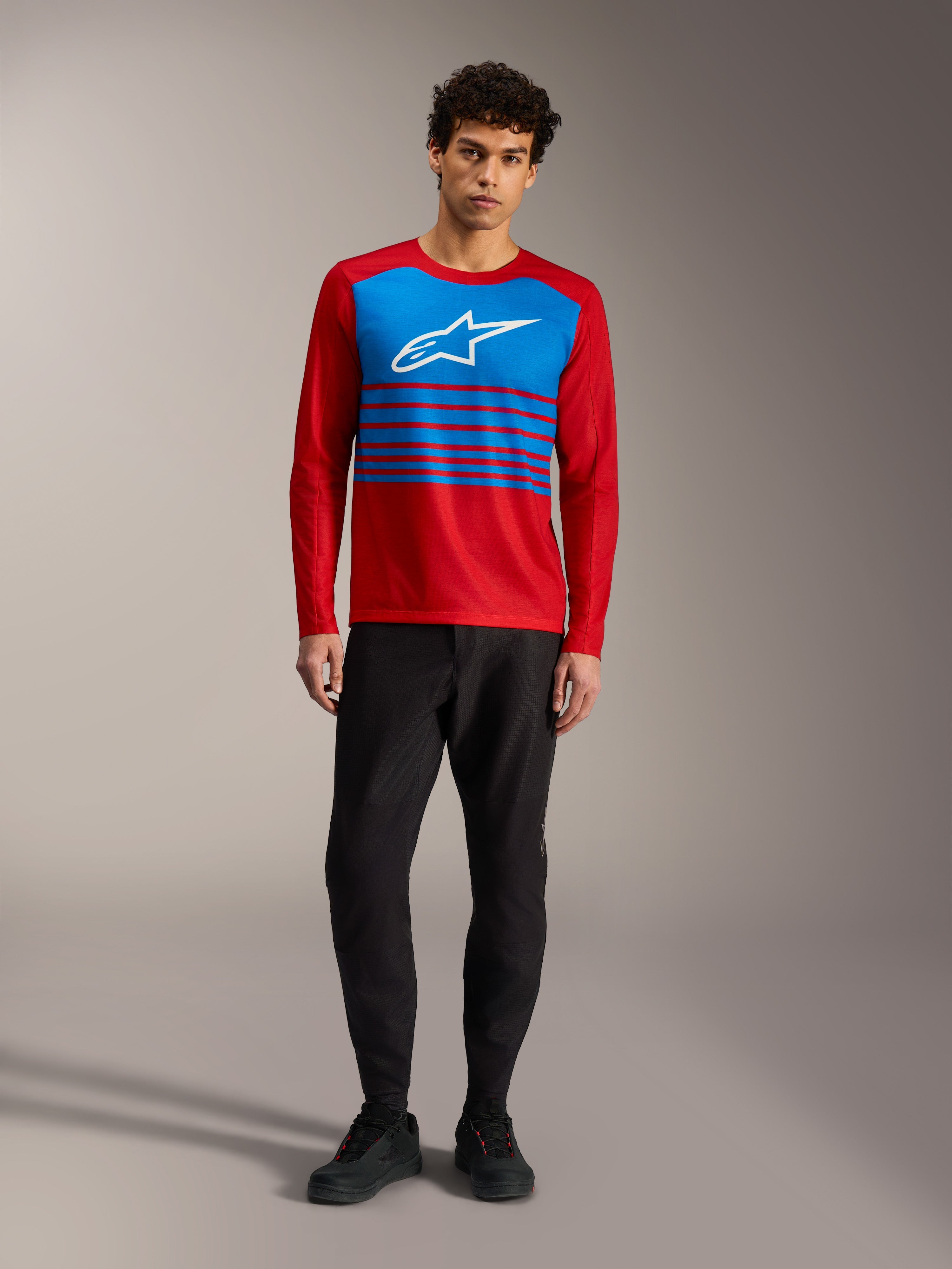 Jersey A-Dura Elite 2.0, camiseta MTB roja de manga larga con panel azul, logo Alpinestars y detalles de rayas.