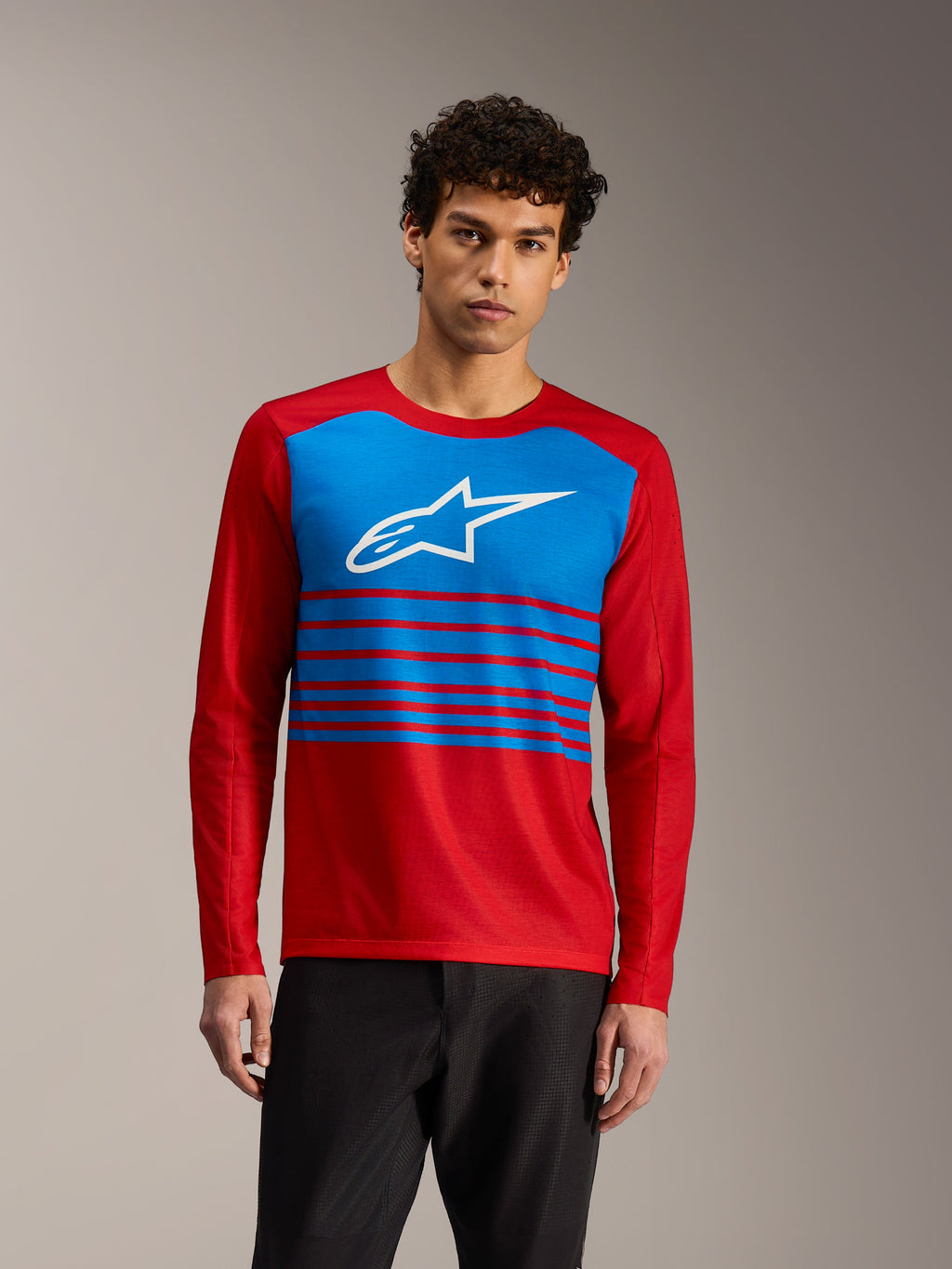Camiseta Alpinestars A-Dura Elite 2.0 roja de manga larga con bloque azul, logo blanco y rayas para ciclismo MTB.
