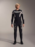 Pantalones Alpinestars A-Supra Melt y jersey de manga larga a juego, modelo con equipación negra de MTB con grandes gráficos de estrellas blancas en los muslos y marca 'astars' en el pecho, ropa profesional para carreras de bicicleta de montaña.