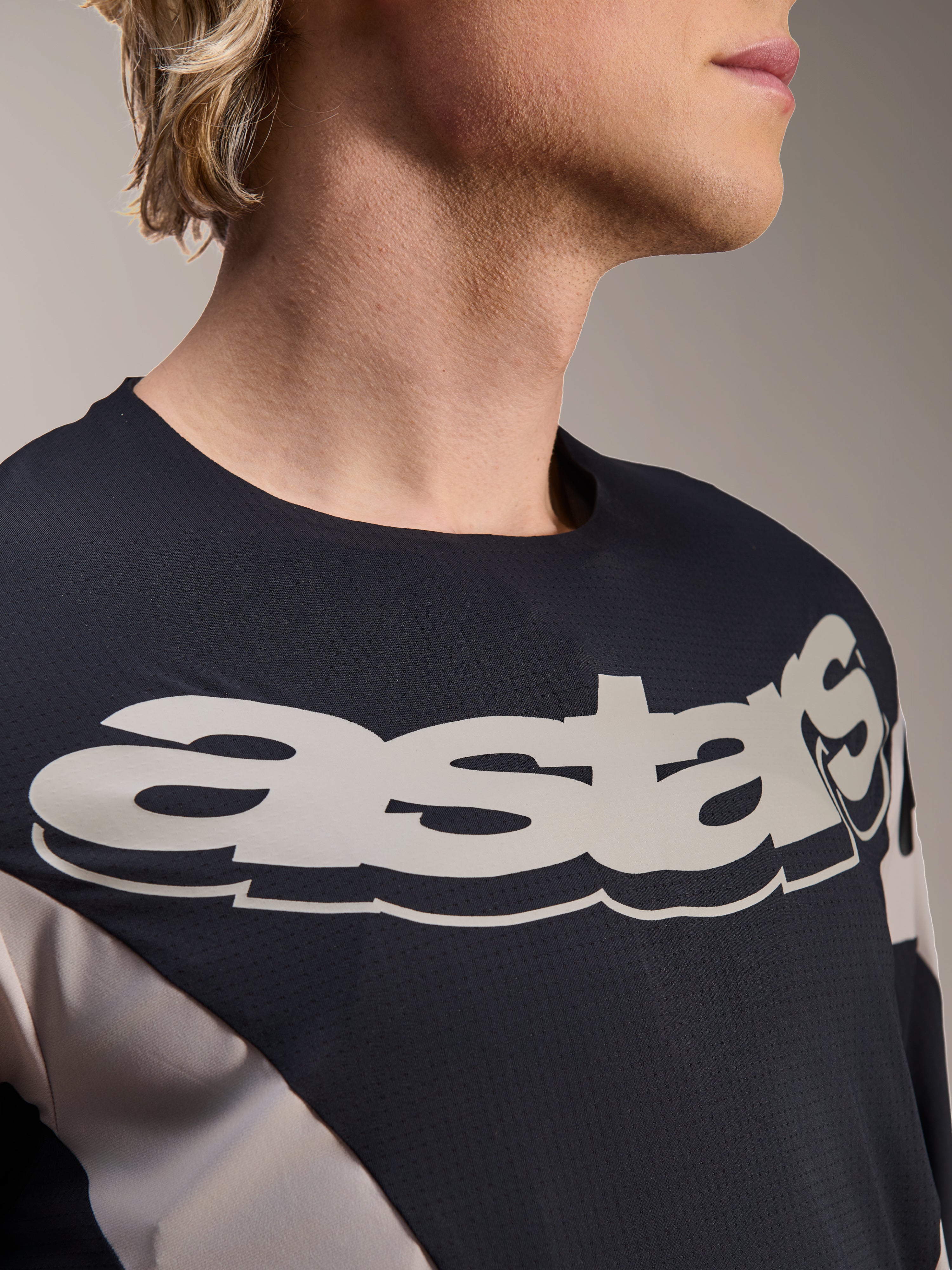 Alpinestars A-Supra Melt Jersey, jersey de MTB de manga larga, negro y gris con marca denominativa astars grande en blanco en el pecho, tejido transpirable microperforado, diseño inspirado en las carreras