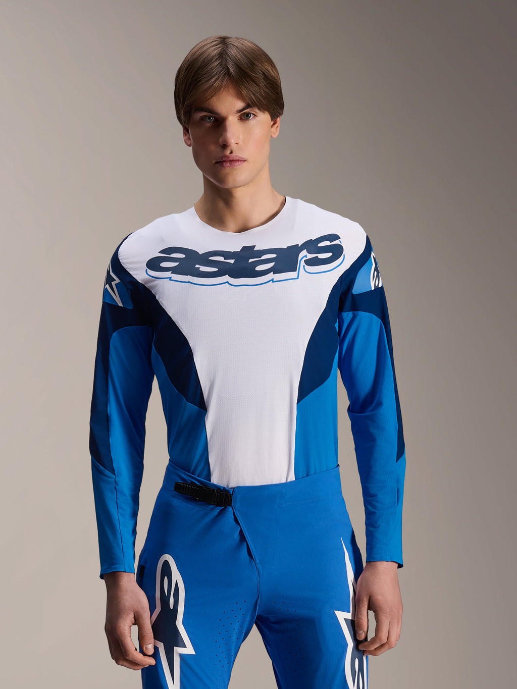 Alpinestars A-Supra Melt Jersey de manga larga, jersey de MTB azul y blanco con el logotipo astars destacado en el pecho, mangas azul oscuro, combinado con pantalones de carreras azules a juego con logotipos de estrellas blancas, ropa de alto rendimiento para bicicleta de montaña