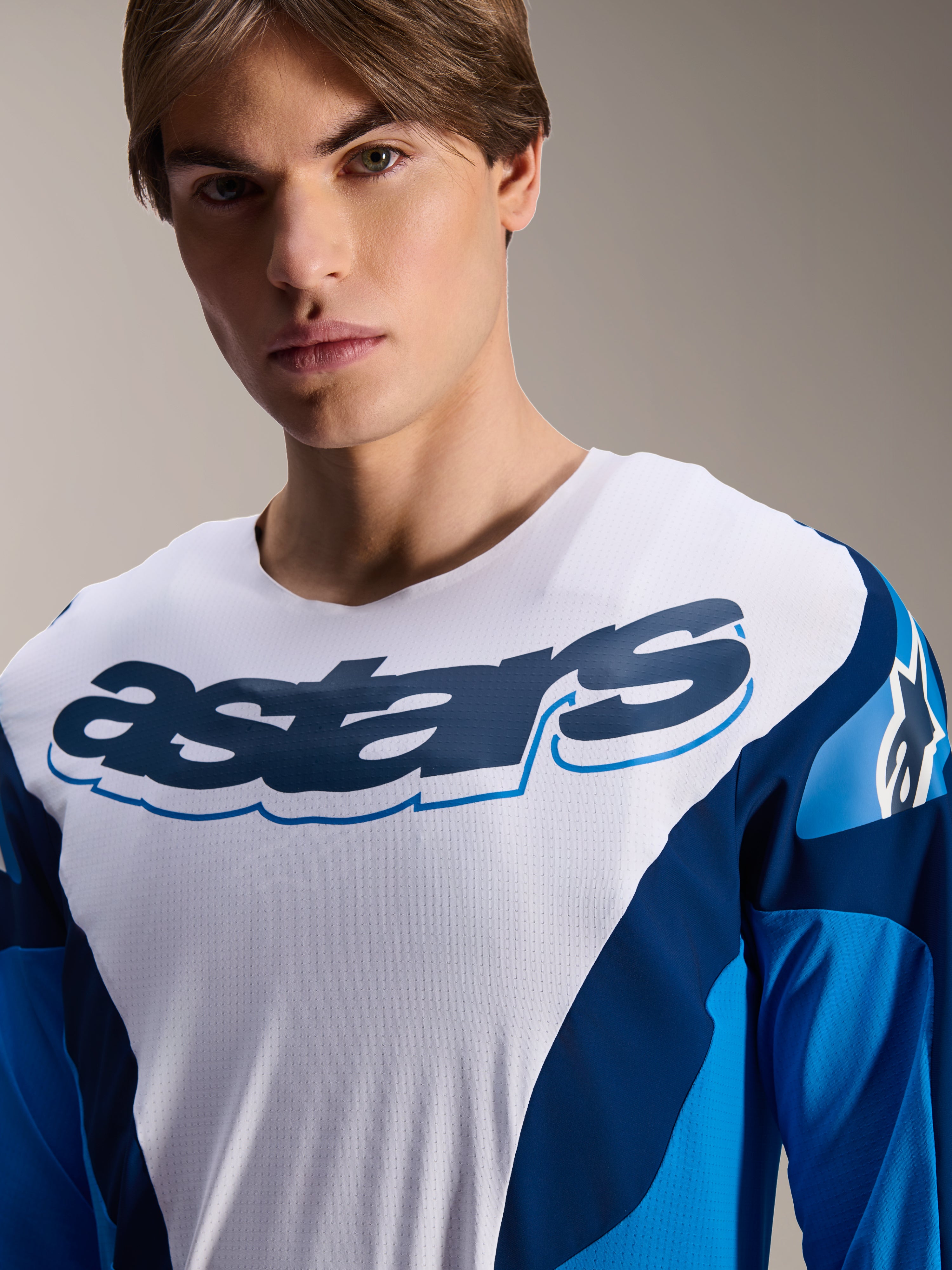 Alpinestars A-Supra Melt Jersey, jersey de MTB de manga larga, azul y blanco con gráficos azul marino, con un gran logotipo 'astars' en el pecho, material de alto rendimiento microperforado, ajuste atlético para ciclismo de montaña