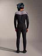 Kit MTB Alpinestars A-Supra Elite negro con jersey, pantalones técnicos y casco integral, vista posterior.
