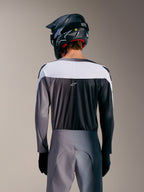 Jersey A-Supra Elite gris degradado, vista trasera, panel blanco, tejido microperforado y logo ASTARS centrado.