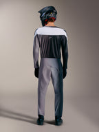 Jersey y pantalones A-Supra Elite en Faded Gray, vista trasera de equipo premium de MTB con marca Astars.