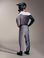 Maillot Alpinestars A-Supra Elite, gris degradado, vista trasera de equipación MTB con ajuste de competición