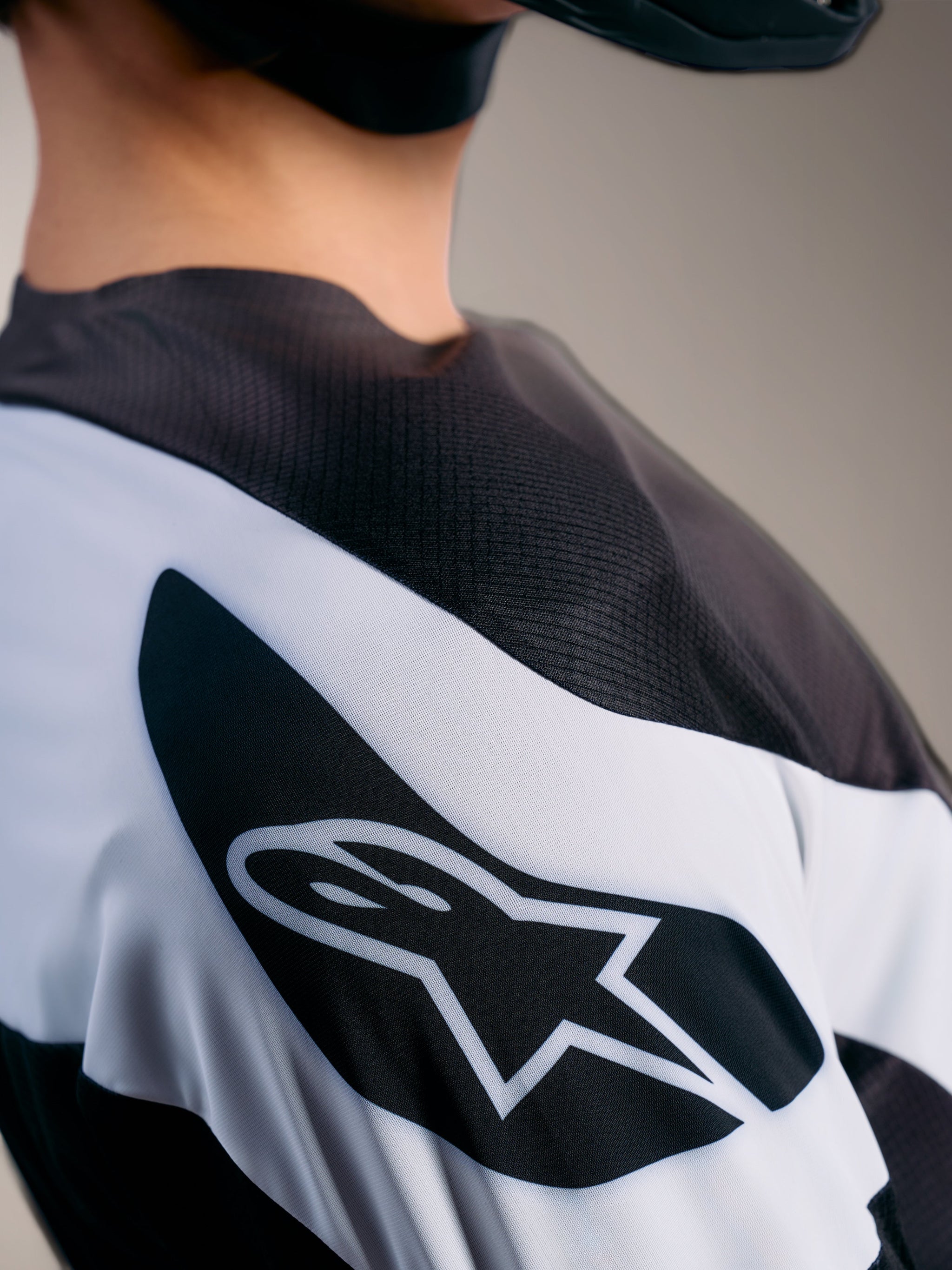 Maillot Alpinestars A-Supra Elite en gris degradado, con tejido microperforado transpirable y el logotipo ASTARS.