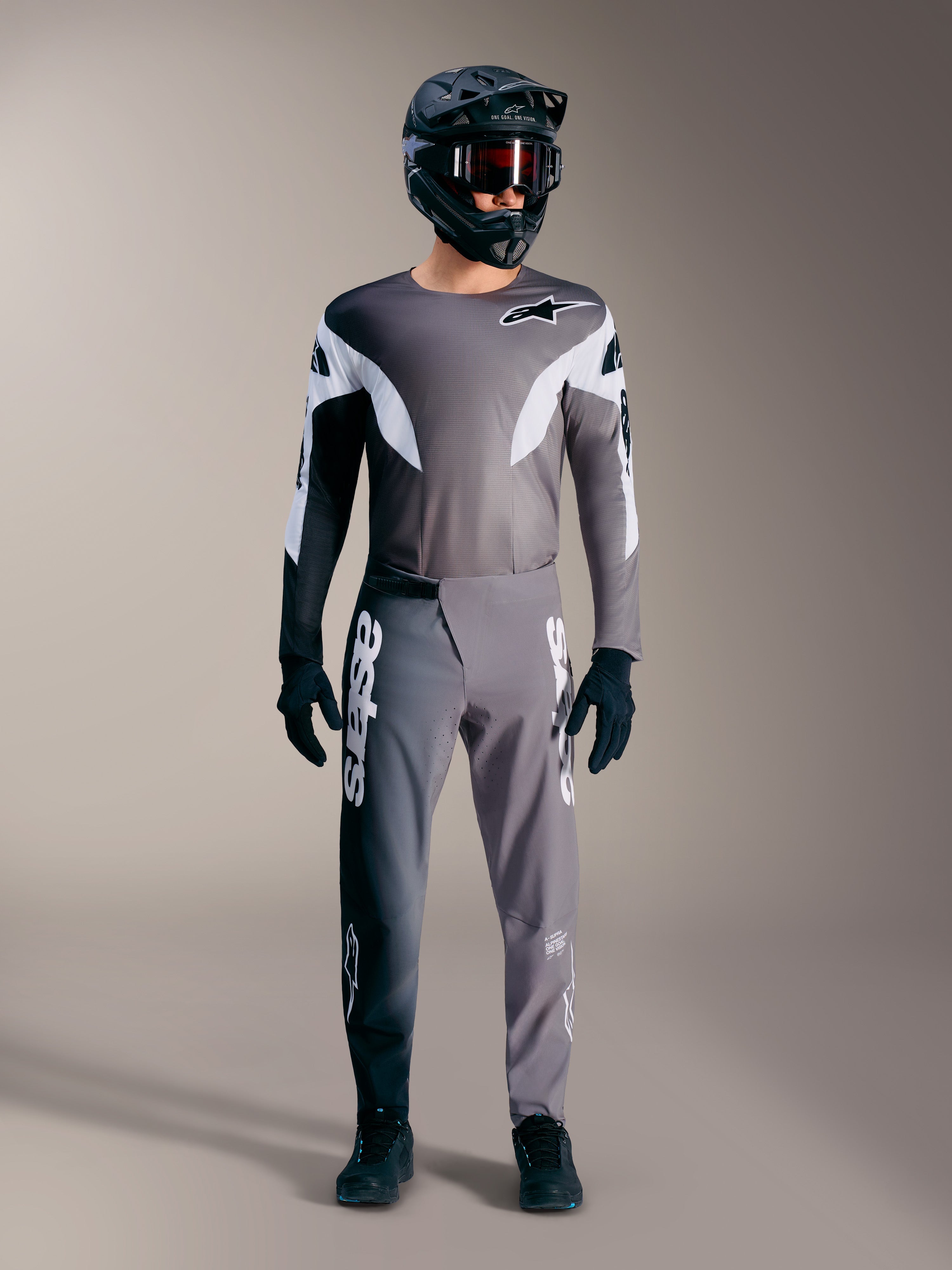 Maillot Alpinestars A-Supra Elite gris degradado, construcción ligera y gráficos blancos para entusiastas del MTB.
