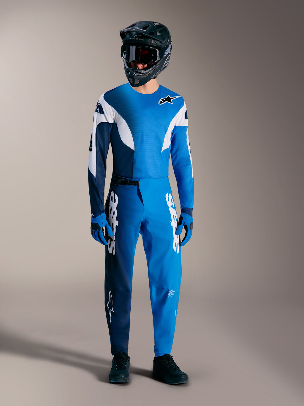 Kit Alpinestars A-Supra Elite 2026 en azul brillante degradado, jersey técnico y pantalones de competición para MTB.