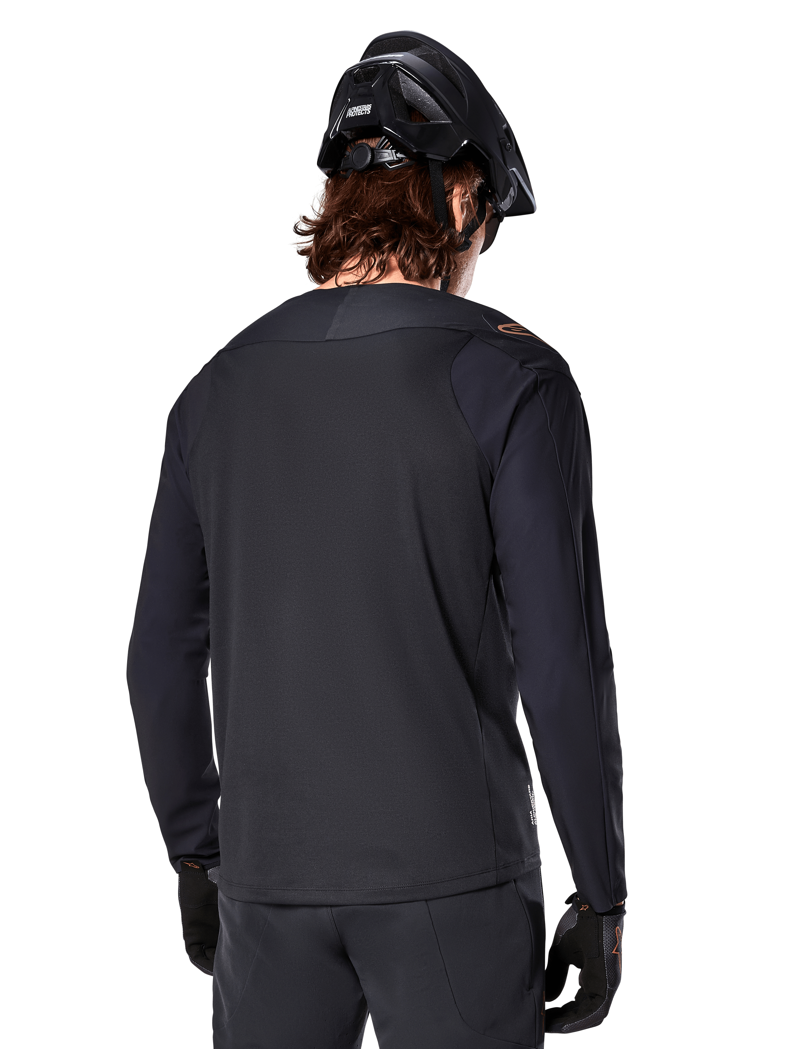 Jersey de manga larga Alpinestars A-Aria Polartec Switch, negro, vista posterior, usado con casco de MTB y guantes negros, con diseño de cola más larga para un rendimiento off-road
