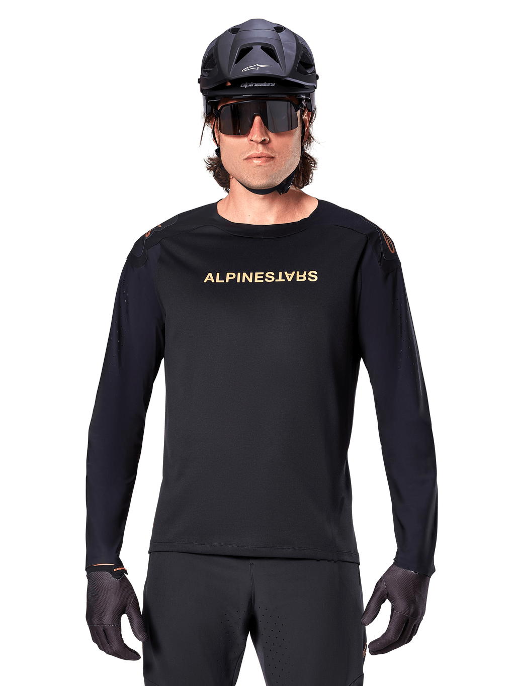 Jersey de manga larga Alpinestars A-Aria Polartec Switch, negro, logotipo de Alpinestars en dorado en el pecho, usado con un casco de MTB negro, gafas de sol oscuras y guantes negros, equipamiento profesional para trail en bicicleta de montaña