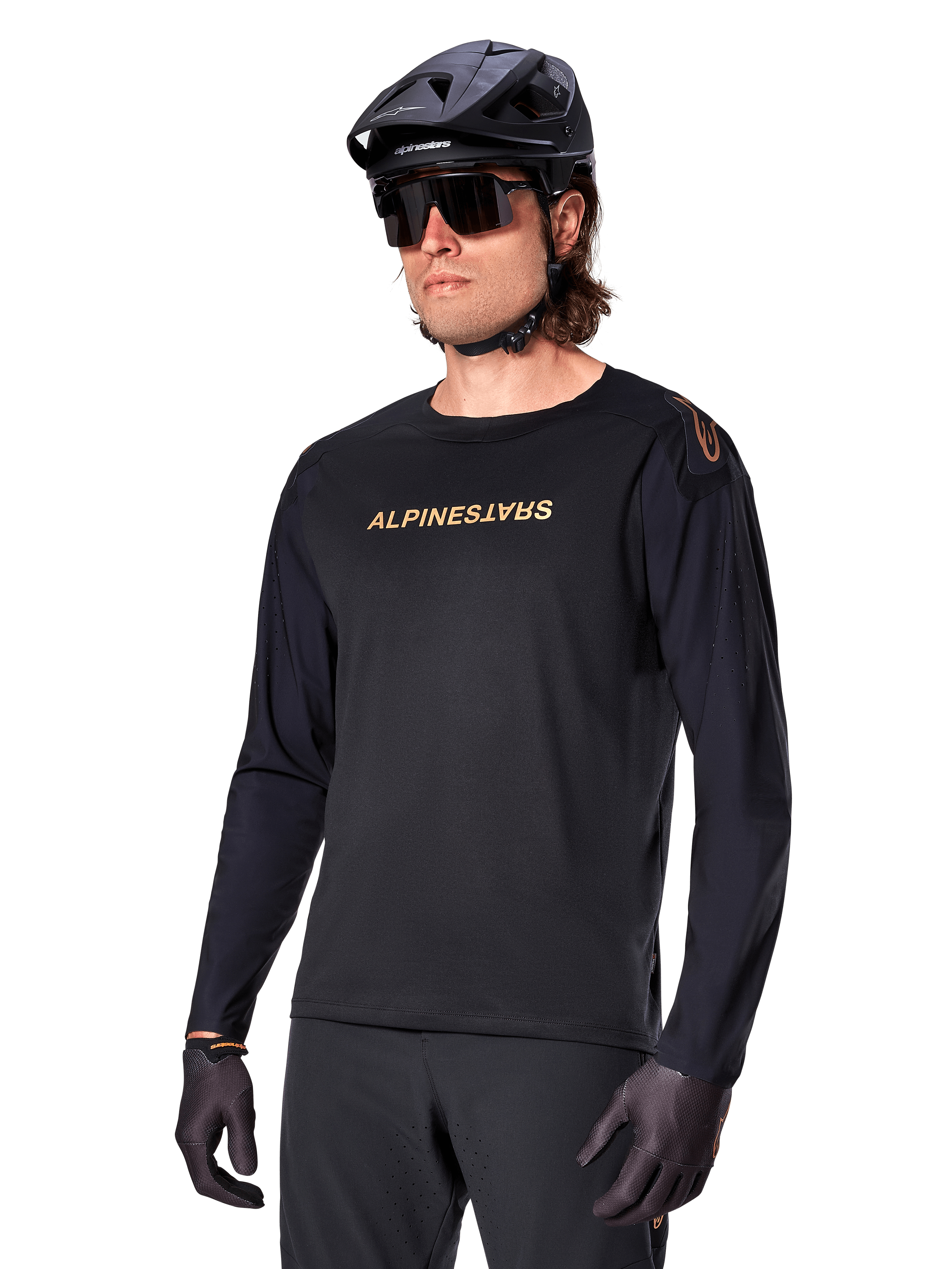Alpinestars Jersey de manga larga A-Aria Polartec Switch, negro con logotipo dorado, ropa de ciclismo de montaña MTB, usado con casco negro y gafas de sol, con ventilación cortada con láser en las mangas y tejido Polartec que absorbe la humedad para un rendimiento off-road