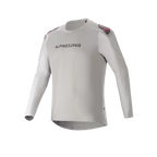 Alpinestars A-Aria Polartec Switch Jersey - Long Sleeve, jersey de montaña gris claro con marca negra en el pecho, detalles rojos y negros en los hombros y mangas perforadas con láser para ventilación