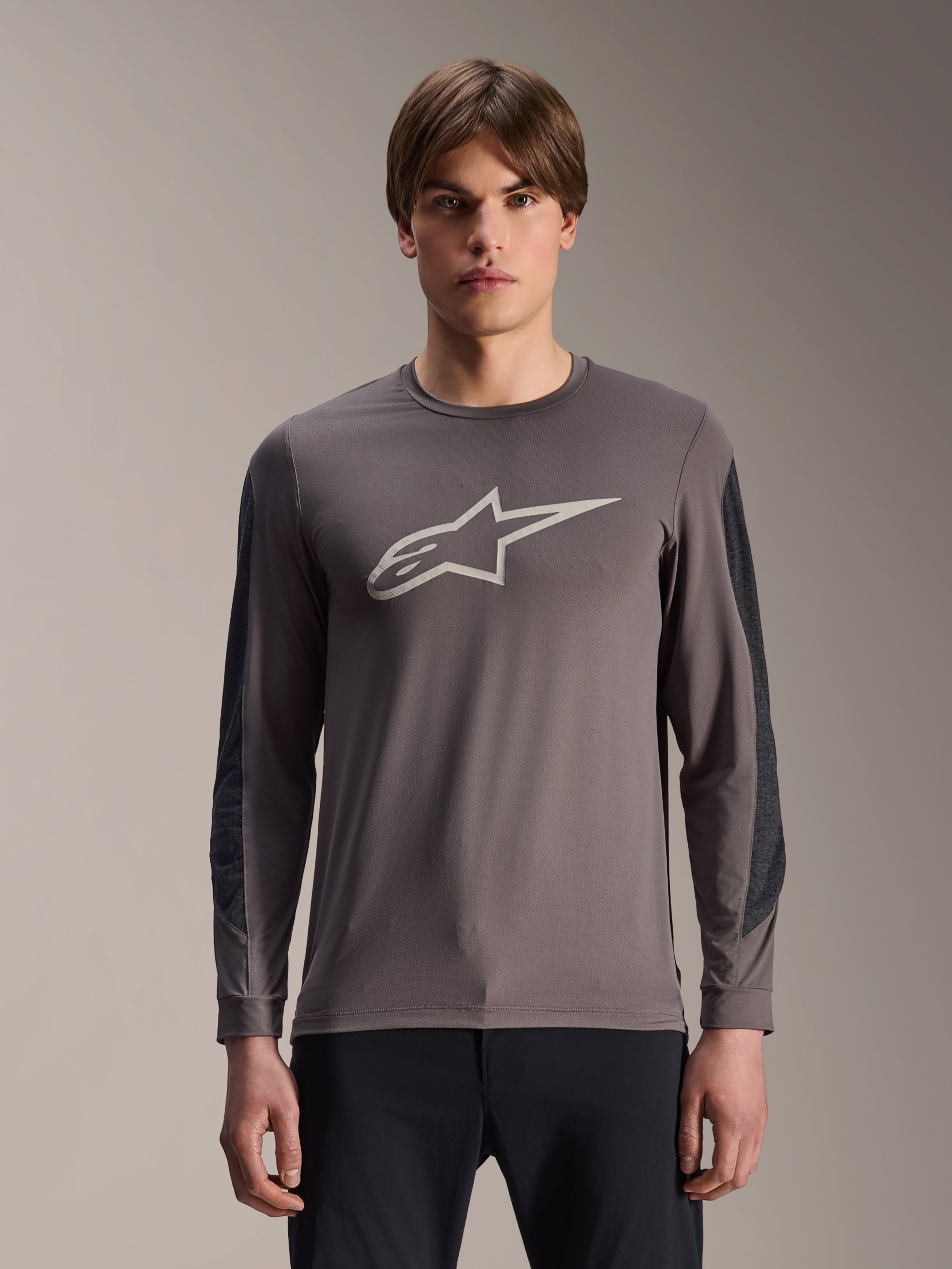 Alpinestars A-Dura Insert Astar Jersey, jersey de MTB de manga larga, gris oscuro con logo Astar gris claro, paneles reforzados en las mangas en gris oscuro, cuello redondo, equipamiento técnico para ciclismo de montaña