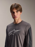 Jersey Alpinestars A-Dura Insert Astar, jersey de MTB de manga larga, gris oscuro, con un logotipo Astar gris claro en el pecho y paneles de las mangas en gris oscuro en contraste, prenda técnica de alto rendimiento para ciclismo off-road