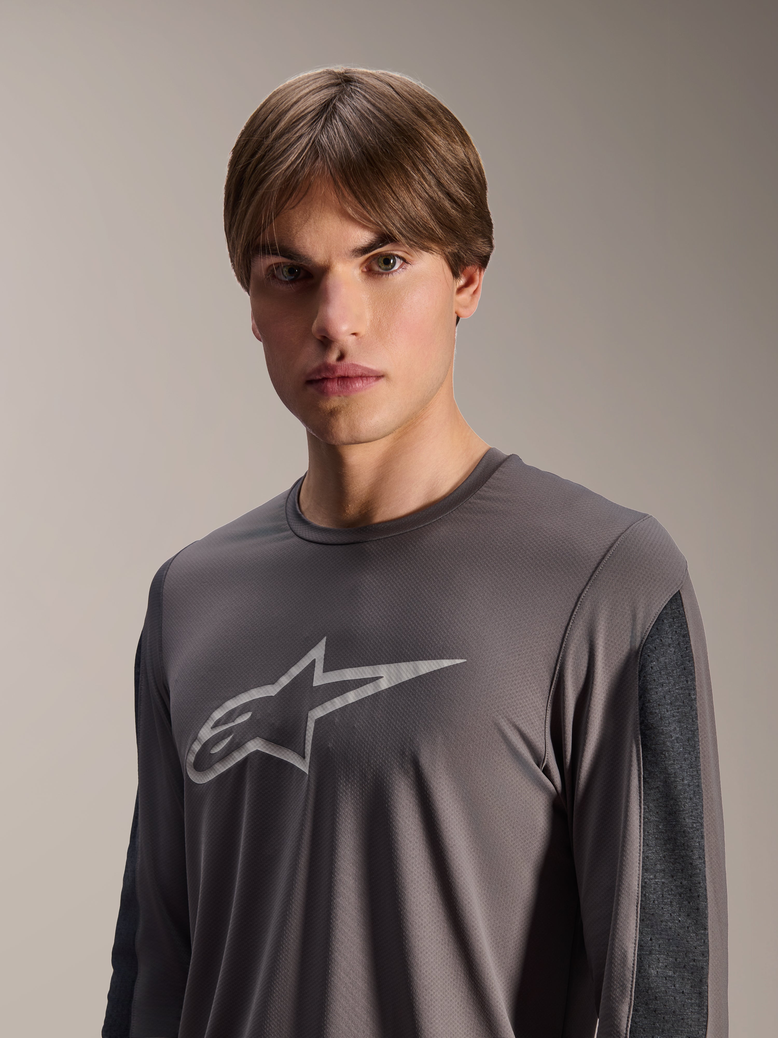 Jersey Alpinestars A-Dura Insert Astar, jersey de MTB de manga larga, gris oscuro, con un logotipo Astar gris claro en el pecho y paneles de las mangas en gris oscuro en contraste, prenda técnica de alto rendimiento para ciclismo off-road