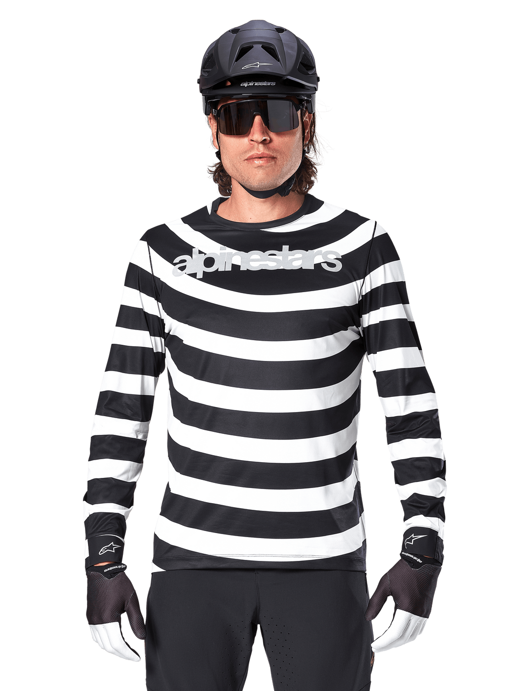 Alpinestars A-Aria Oscar Jersey de Manga Larga, jersey de ciclismo para hombre con rayas horizontales blancas y negras, logotipo reflectante de Alpinestars en el pecho, usado con casco de MTB negro, gafas de ciclismo y guantes de rendimiento
