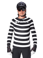 Alpinestars A-Aria Oscar Jersey de Manga Larga, jersey de ciclismo para hombre con rayas horizontales blancas y negras, logotipo reflectante de Alpinestars en el pecho, usado con casco de MTB negro, gafas de ciclismo y guantes de rendimiento
