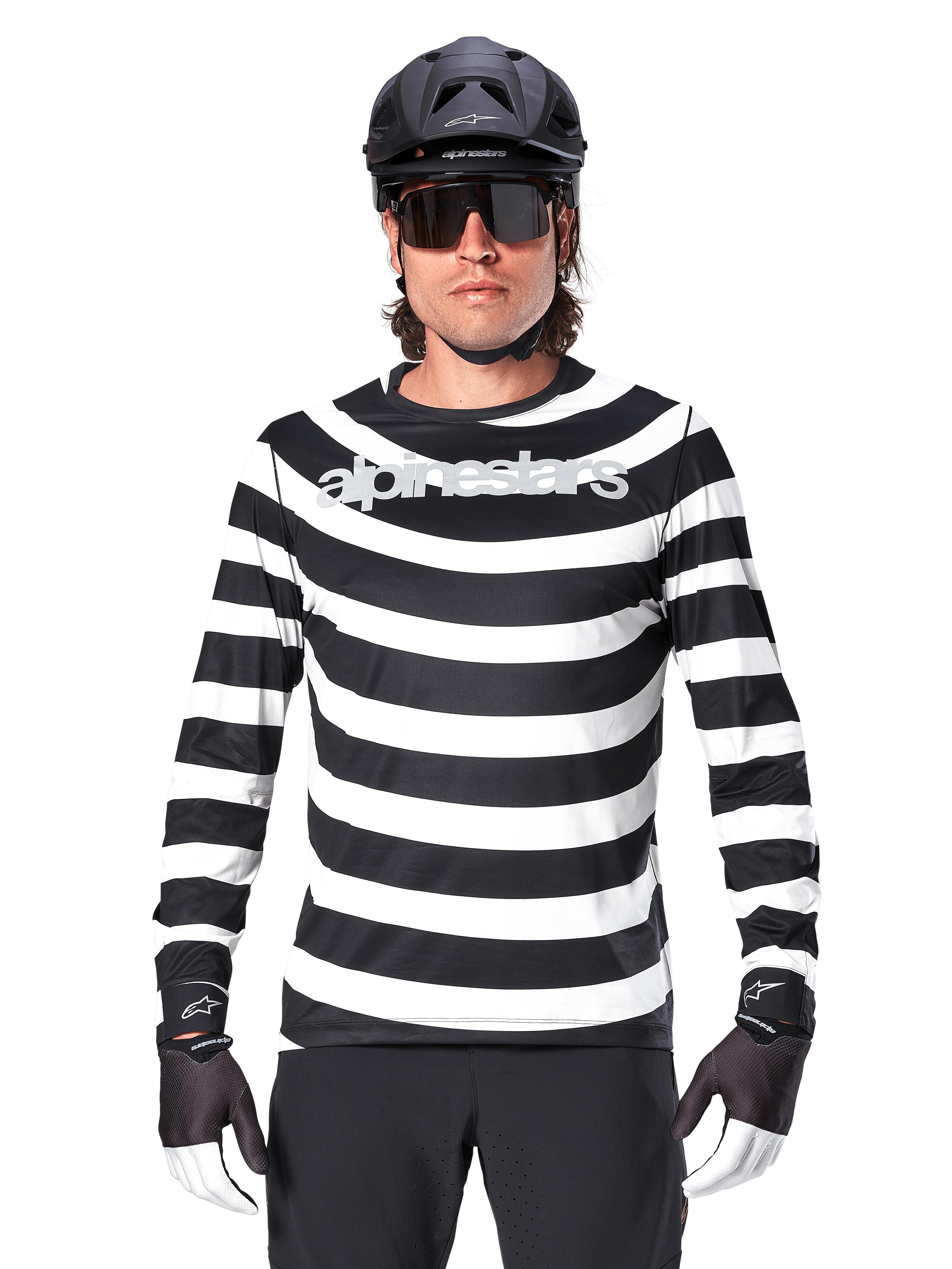 Alpinestars A-Aria Oscar Jersey de Manga Larga, jersey de ciclismo para hombre con rayas horizontales blancas y negras, logotipo reflectante de Alpinestars en el pecho, usado con casco de MTB negro, gafas de ciclismo y guantes de rendimiento