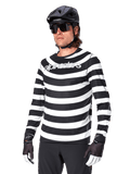 Alpinestars A-Aria Oscar Jersey de manga larga, camiseta de ciclismo MTB, rayas horizontales blancas y negras, usado con un casco negro y gafas de sol, con el logotipo de Alpinestars en el pecho, ropa de alto rendimiento para bicicleta de montaña