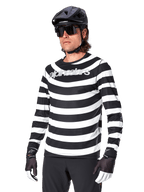 Alpinestars A-Aria Oscar Jersey de manga larga, camiseta de ciclismo MTB, rayas horizontales blancas y negras, usado con un casco negro y gafas de sol, con el logotipo de Alpinestars en el pecho, ropa de alto rendimiento para bicicleta de montaña