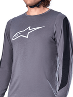 Jersey Alpinestars A-Dura Dri Astar, manga larga, gris oscuro, logotipo blanco de Astars en el pecho, paneles de malla negros en las mangas, ropa de alto rendimiento para mountain bike