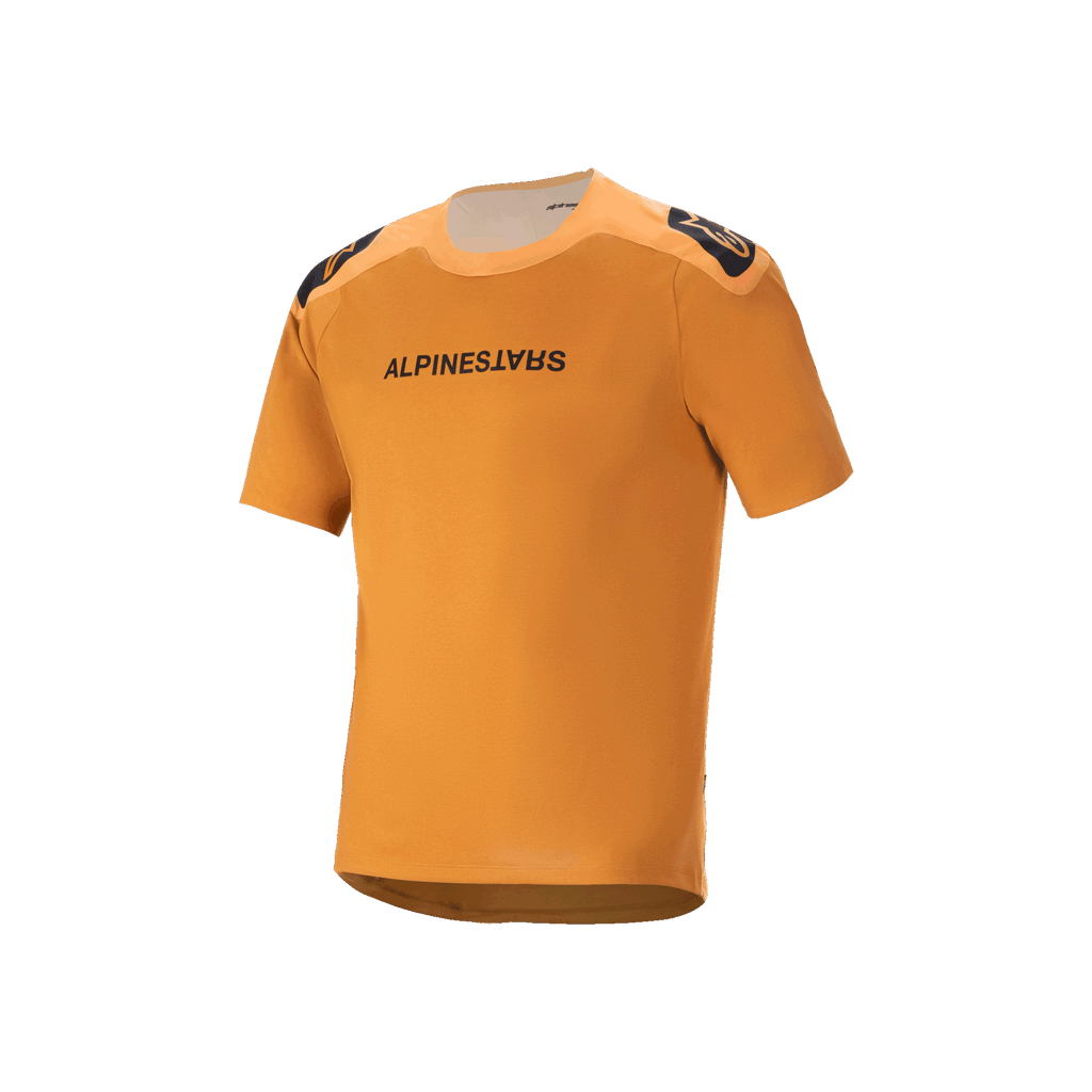 Alpinestars A-Aria Polartec Switch Jersey de manga corta, color oro oscuro, texto negro de Alpinestars en el pecho, logotipos en los hombros, ropa técnica de ciclismo de montaña con diseño de parte trasera más larga