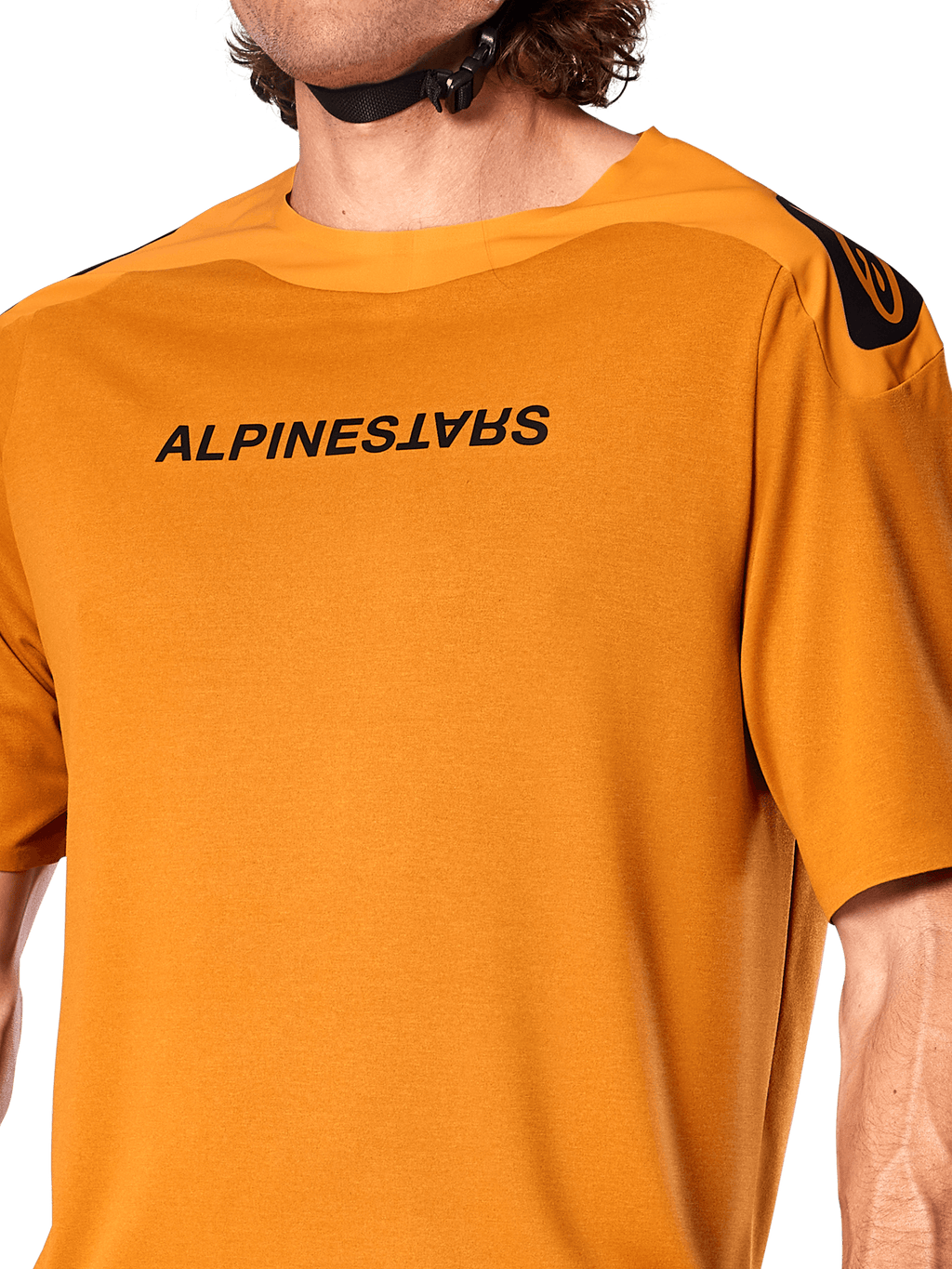 Jersey Alpinestars A-Aria Polartec Switch, camiseta de MTB de manga corta, color oro oscuro, con el logotipo de Alpinestars en negro invertido en el pecho, tejido técnico de alto rendimiento para ciclismo de montaña en senderos