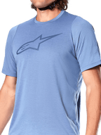 Jersey de manga corta Alpinestars A-Dura Dri Astar, color azul infinity, con el logotipo Alpinestars Astar en azul oscuro en el pecho, paneles de malla transpirable en las mangas, ropa técnica de ciclismo MTB