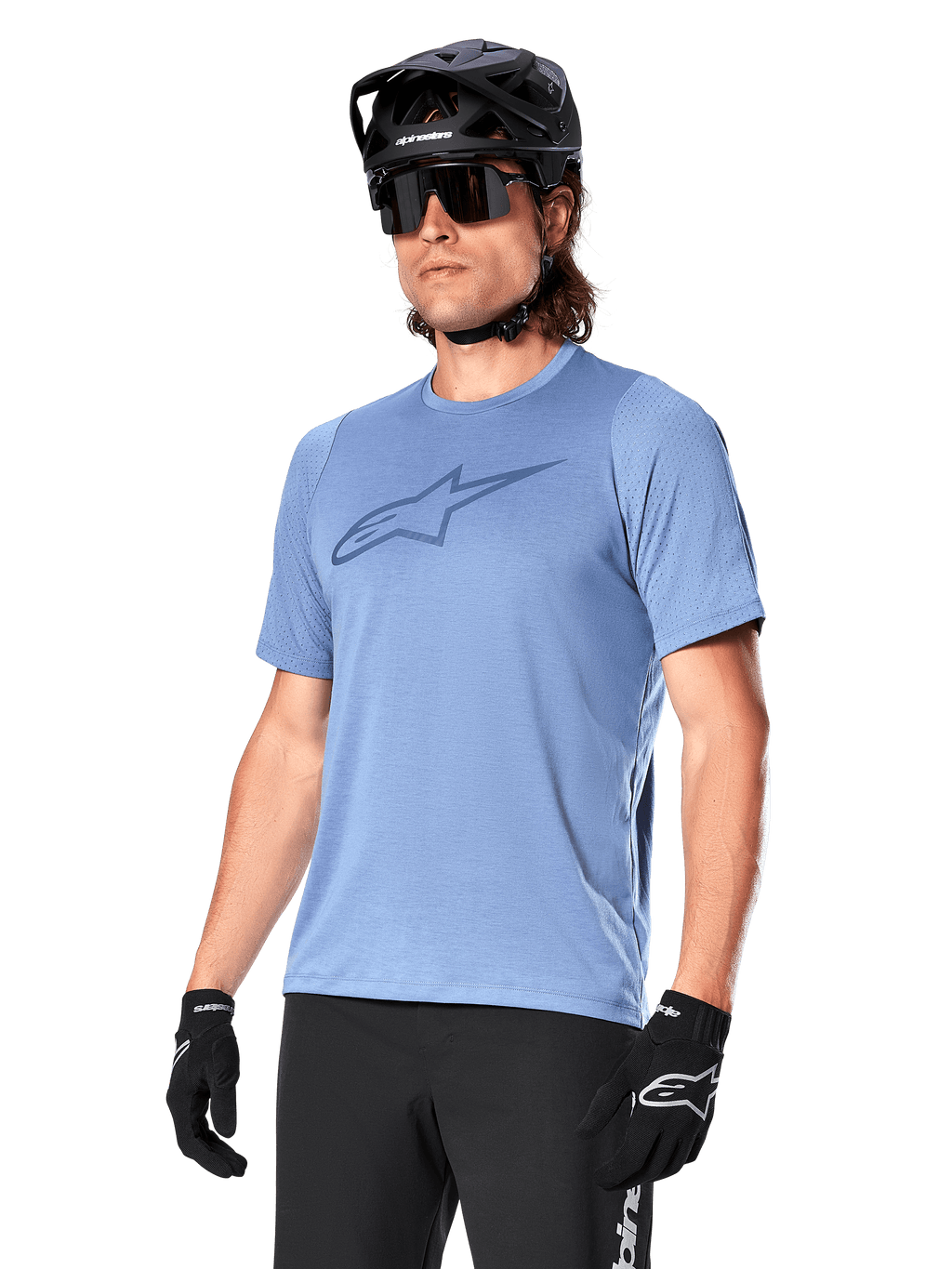 Alpinestars A-Dura Dri Astar Jersey de manga corta, Infinity Blue, jersey de ciclismo de montaña con ventilación de malla en las mangas y un logotipo grande en el pecho, usado con casco negro, gafas de sol y guantes, ropa técnica de alto rendimiento para MTB