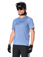 Alpinestars A-Dura Dri Astar Jersey de manga corta, Infinity Blue, jersey de ciclismo de montaña con ventilación de malla en las mangas y un logotipo grande en el pecho, usado con casco negro, gafas de sol y guantes, ropa técnica de alto rendimiento para MTB