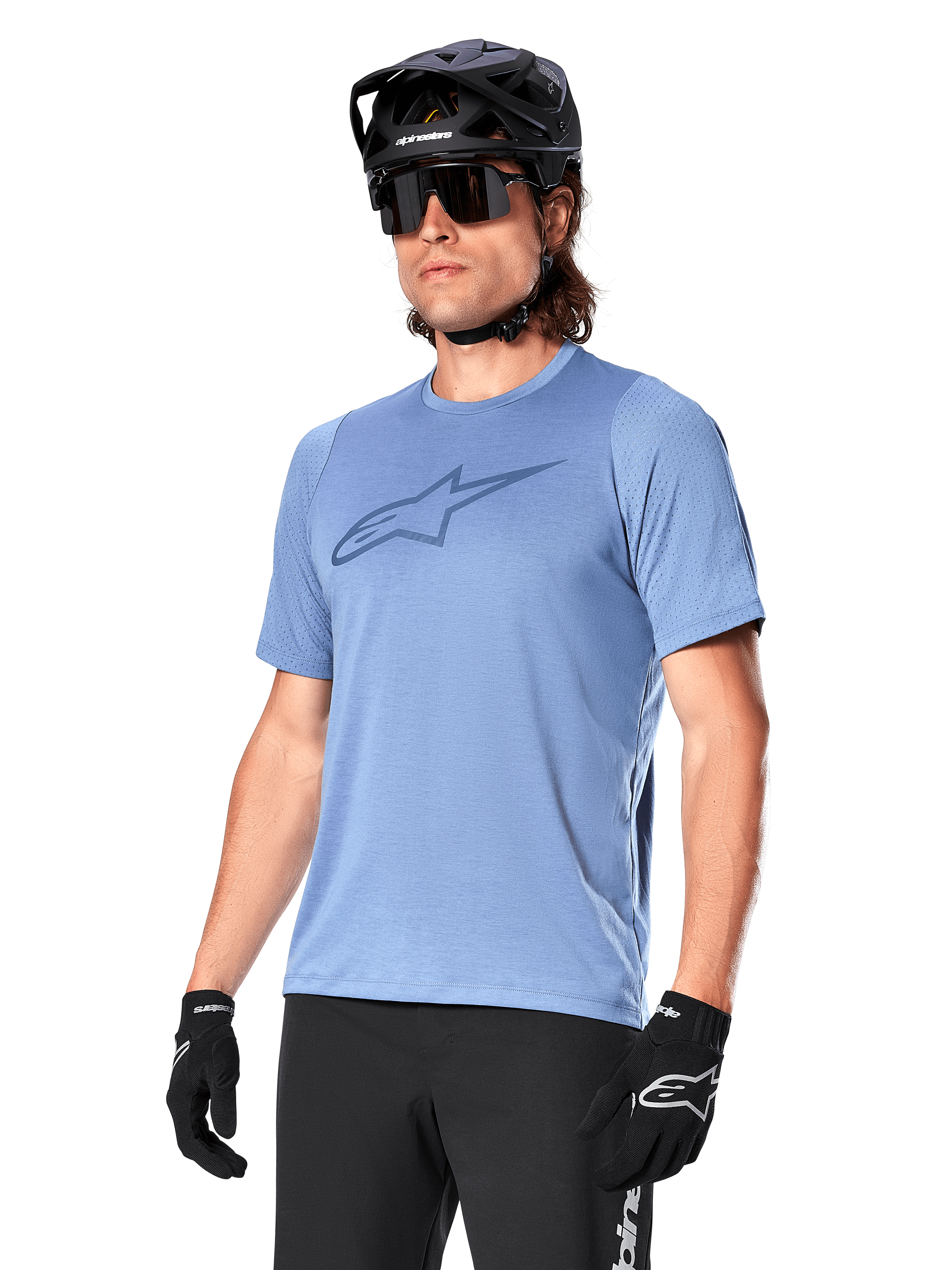 Alpinestars A-Dura Dri Astar Jersey de manga corta, Infinity Blue, jersey de ciclismo de montaña con ventilación de malla en las mangas y un logotipo grande en el pecho, usado con casco negro, gafas de sol y guantes, ropa técnica de alto rendimiento para MTB