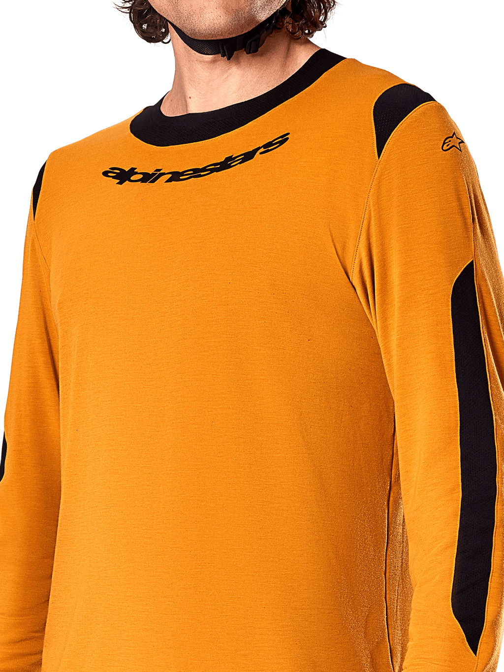 Jersey de manga larga Alpinestars A-Dura Dri Wool, color oro oscuro, primer plano que muestra el cuello redondo negro con logo y paneles de ventilación de malla negra en los hombros y brazos, ropa de alto rendimiento para bicicleta de montaña