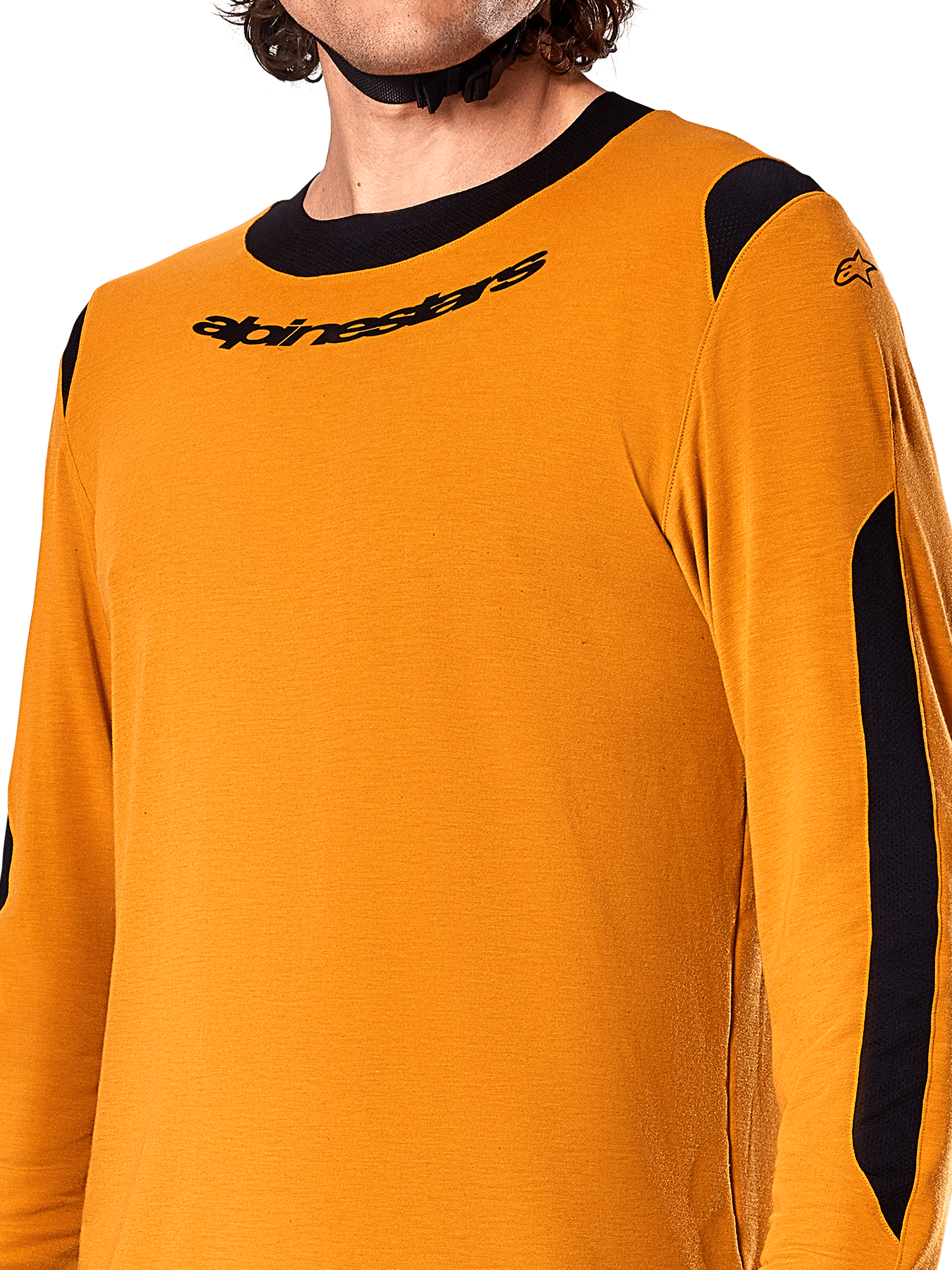 Jersey de manga larga Alpinestars A-Dura Dri Wool, color oro oscuro, primer plano que muestra el cuello redondo negro con logo y paneles de ventilación de malla negra en los hombros y brazos, ropa de alto rendimiento para bicicleta de montaña