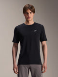 Alpinestars A-Dura Dri Wool Short Sleeve Jersey, negro, usado por modelo masculino, pequeño logo Alpinestars blanco en el pecho, ropa técnica de ciclismo para MTB trail, tejido de lana drirelease que absorbe la humedad