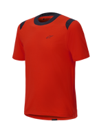 Jersey de manga corta Alpinestars A-Dura Dri Wool, color Spicy Orange con paneles de malla negros en el cuello y los hombros, diseño minimalista con un pequeño logotipo en el pecho, ropa técnica para bicicleta de montaña