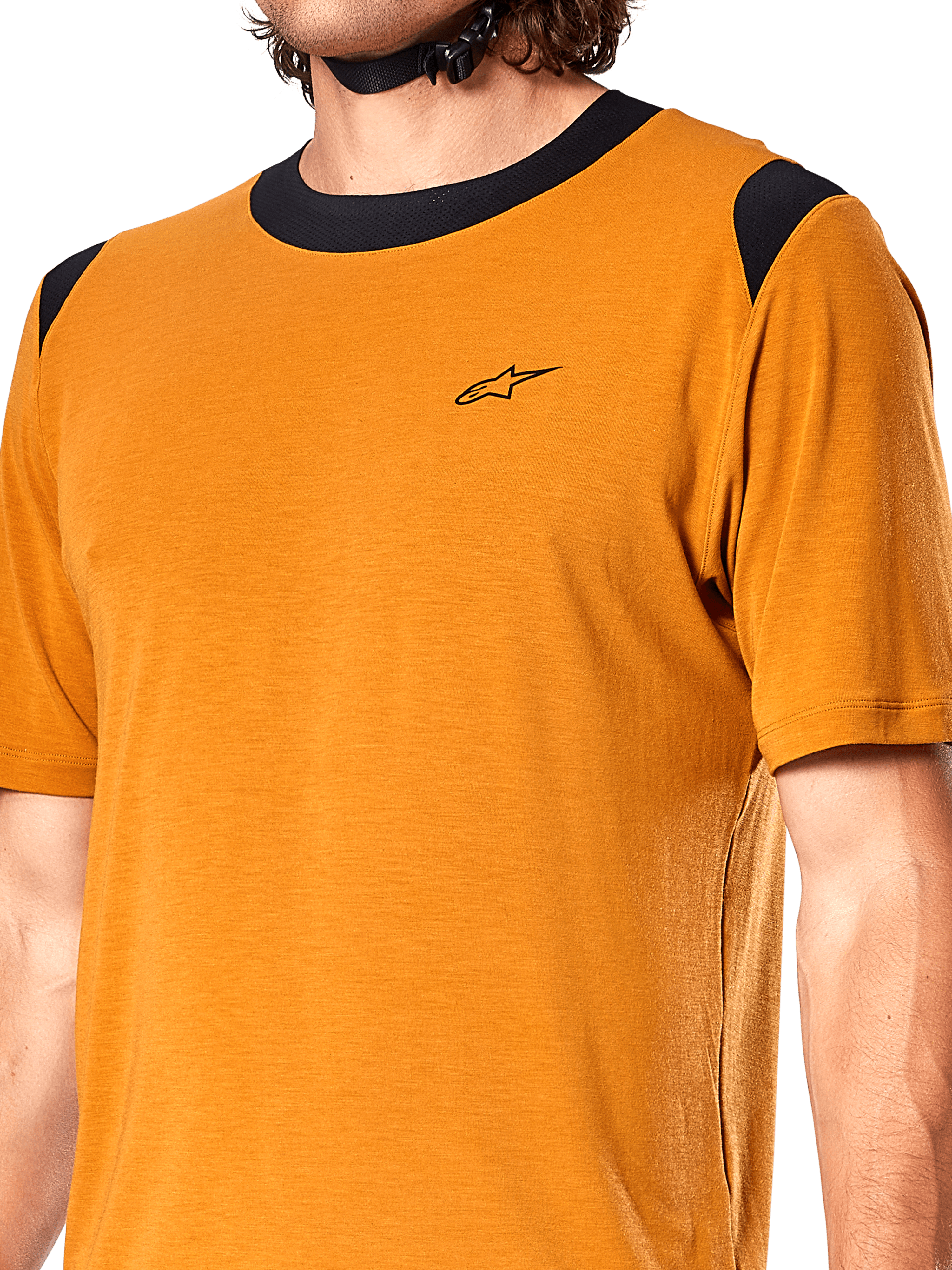 Alpinestars A-Dura Dri Wool Jersey, camiseta de ciclismo de manga corta, oro oscuro, cuello y paneles de los hombros de malla negra, pequeño logo negro en el pecho, vista frontal en primer plano