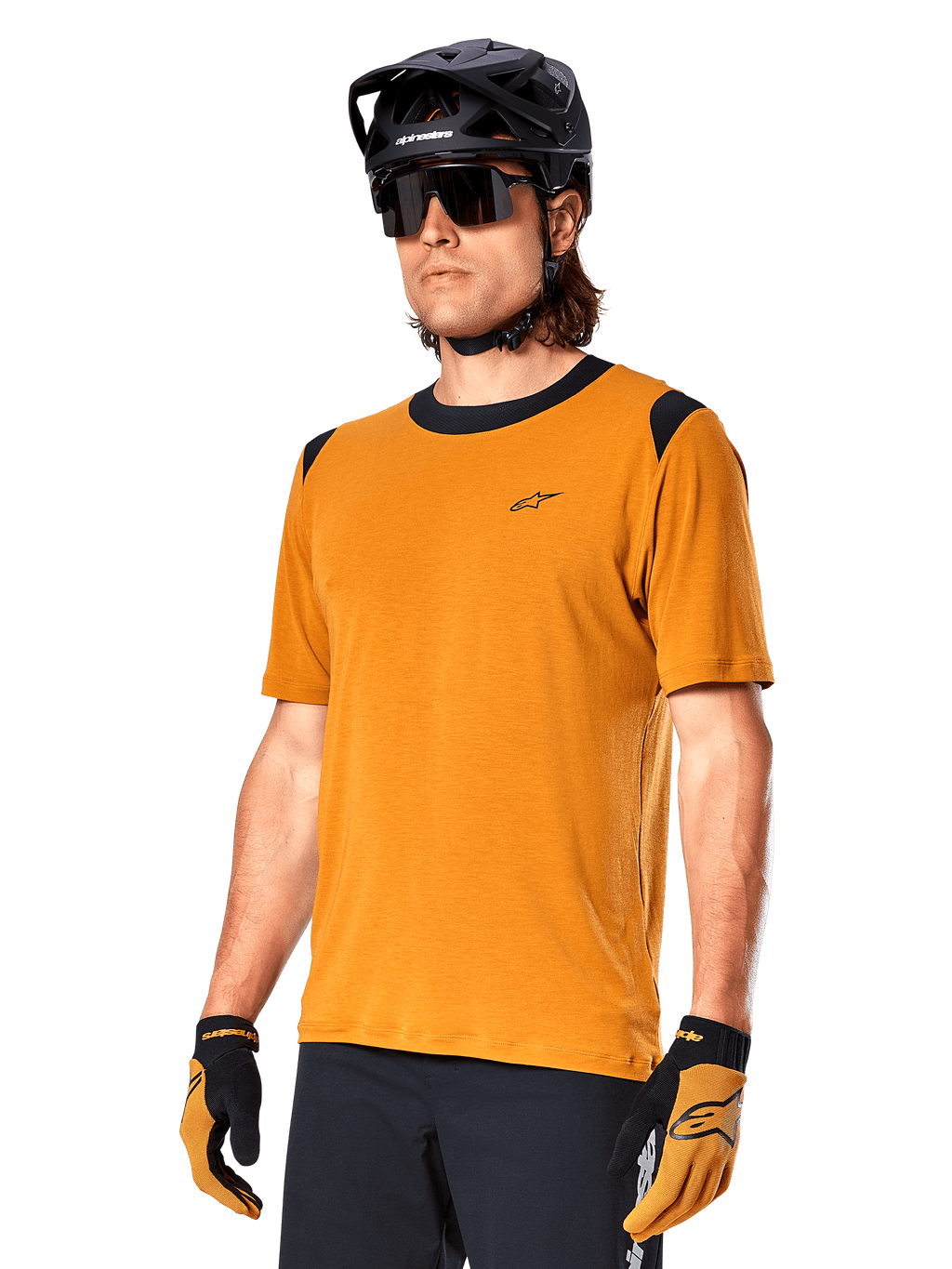 Alpinestars A-Dura Dri Wool Jersey de manga corta, jersey de ciclismo MTB, color oro oscuro con detalles negros, camiseta técnica de mezcla de lana con paneles negros en los hombros, combinada con casco de bicicleta de montaña negro y guantes a juego
