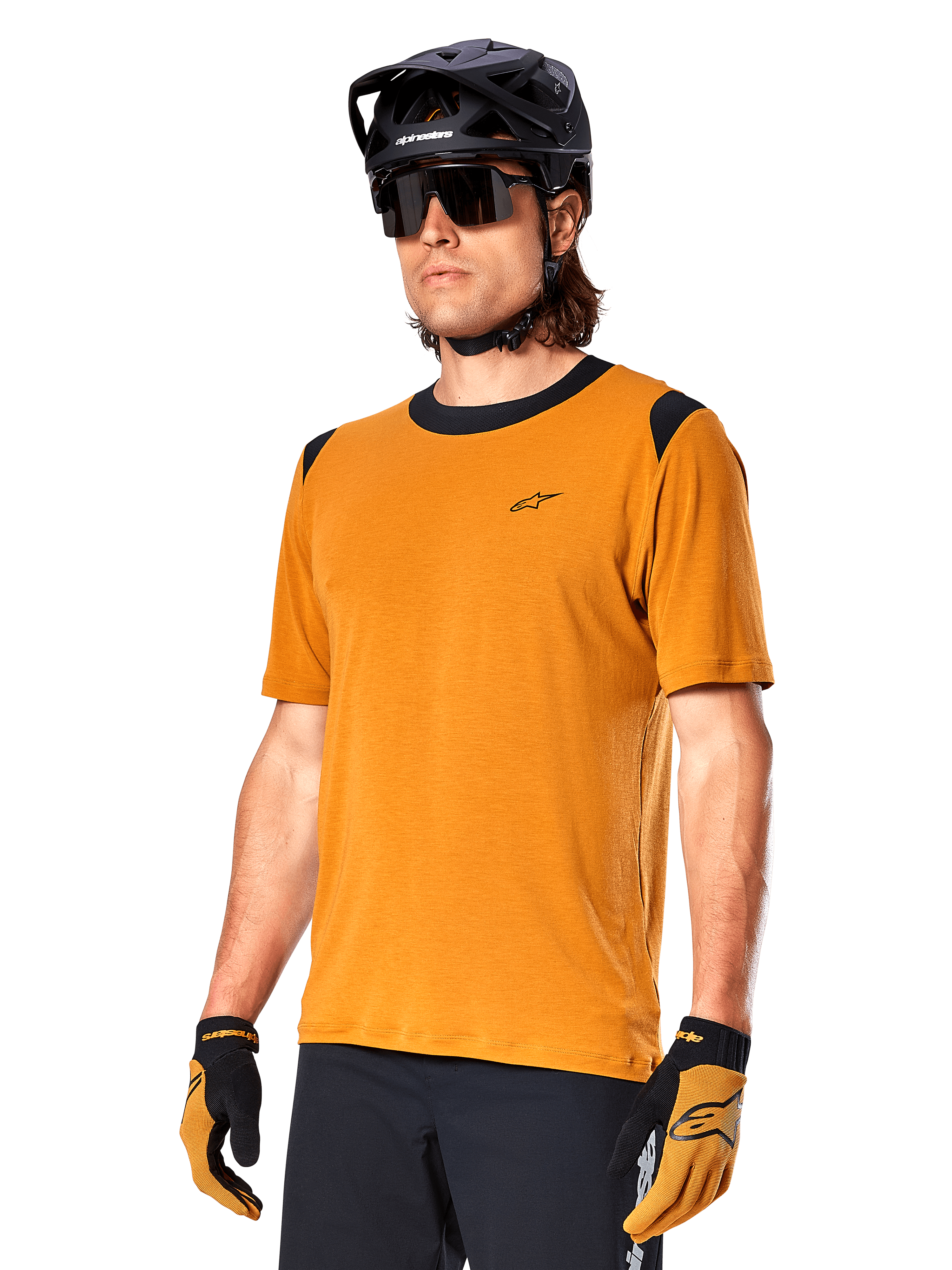 Alpinestars A-Dura Dri Wool Jersey de manga corta, jersey de ciclismo MTB, color oro oscuro con detalles negros, camiseta técnica de mezcla de lana con paneles negros en los hombros, combinada con casco de bicicleta de montaña negro y guantes a juego