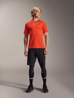 Alpinestars A-Aria Astar Jersey de manga corta, Spicy Orange, usado por un modelo con pantalones cortos de MTB negros y rodilleras, ropa de ciclismo de rendimiento ligera y transpirable para MTB